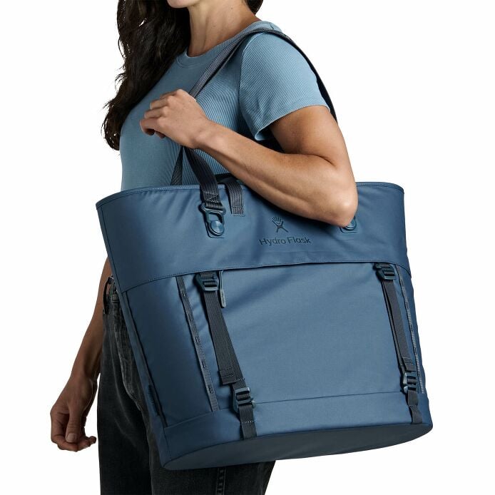carryouttm-soft-cooler-tote-30-l-d0 250815_hydro_s26_hb_14614_2.jpg