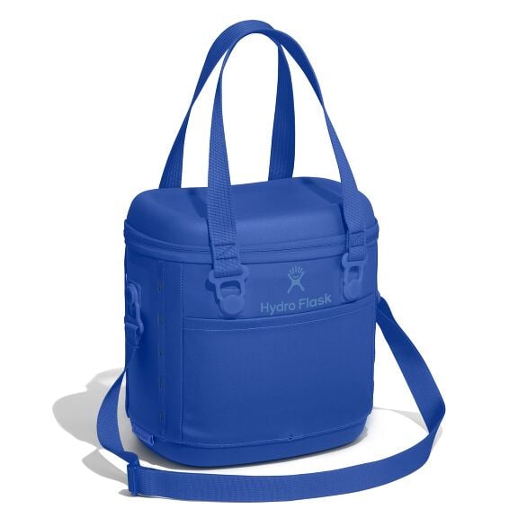 carryouttm-soft-cooler-10-l-o2 6pco382_carryout_cooler_10l_capri_blue_angled_1.jpg