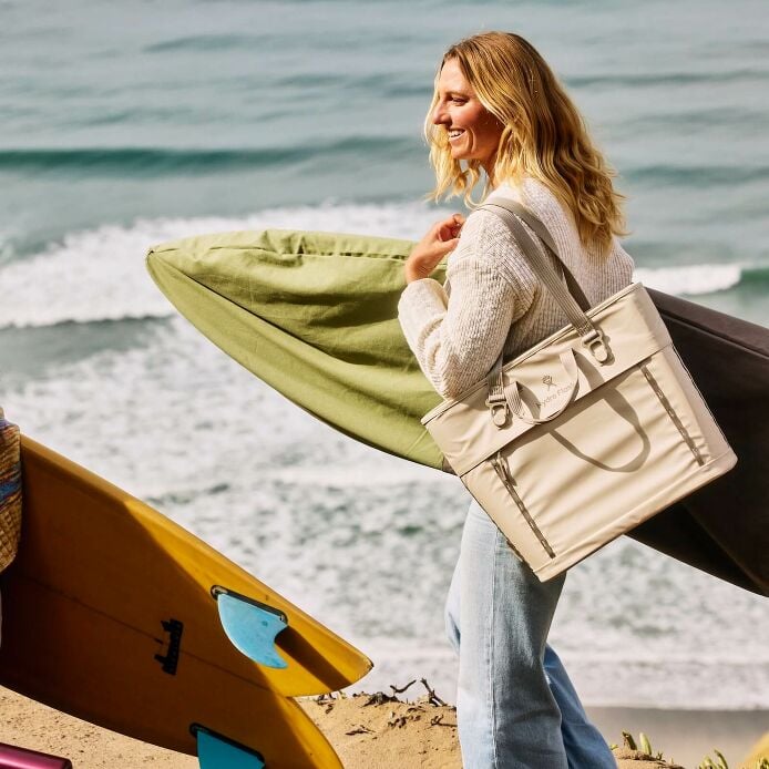 carryouttm-soft-cooler-tote-20-l-s1 hf_carryout_bouwer_d1_l1_torrey_pines_lifestyle_1142_1_1.jpg