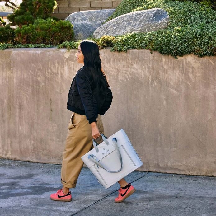 carryouttm-soft-cooler-tote-20-l-s1 hf_carryout_bouwer_d2_l1_stone_steps_0066_1.jpg