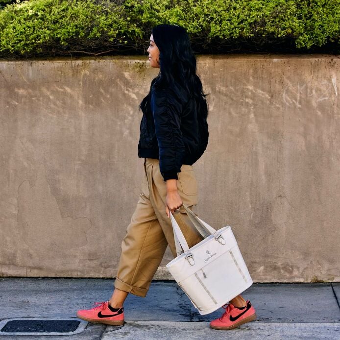 carryouttm-soft-cooler-tote-10-l-y2 hf_carryout_bouwer_d2_l1_stone_steps_0131_3.jpg
