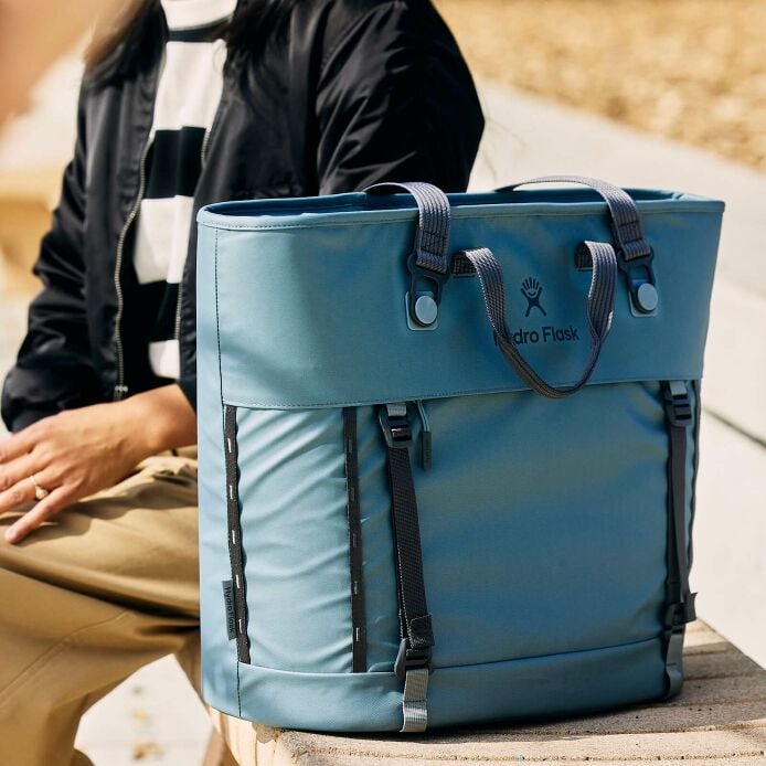 carryouttm-soft-cooler-tote-30-l-d0 hf_carryout_bouwer_d2_l2_parking_soccer_1930_1_1.jpg