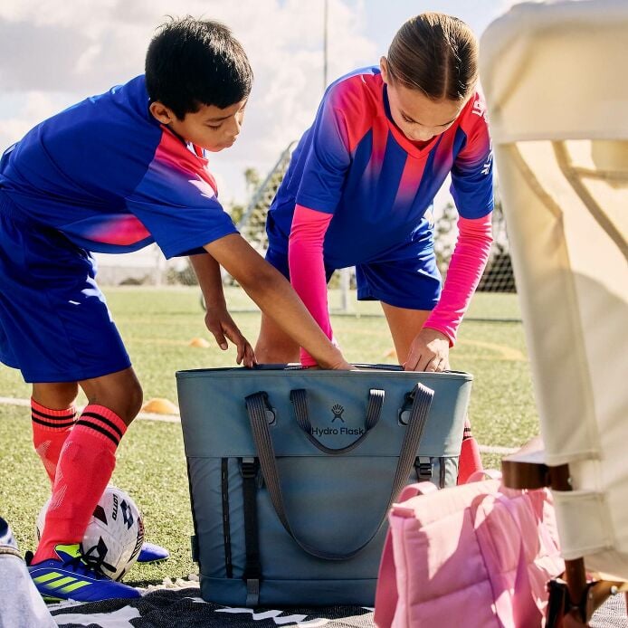 carryouttm-soft-cooler-tote-30-l-d0 hf_carryout_bouwer_d2_l2_parking_soccer_2454_1_1.jpg