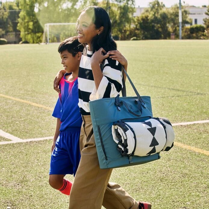 carryouttm-soft-cooler-tote-30-l-d0 hf_carryout_bouwer_d2_l2_parking_soccer_3406_1_1.jpg