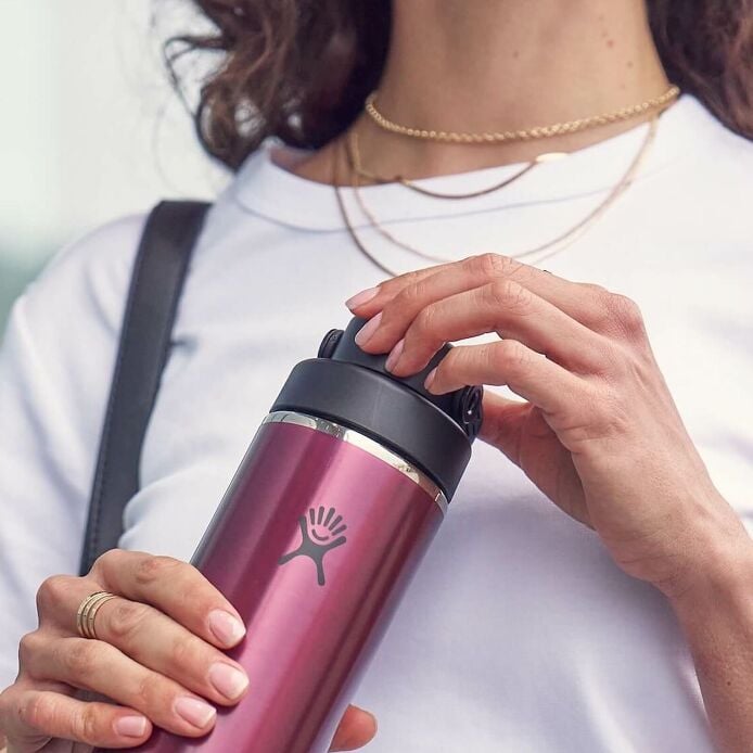32-oz-lightweight-chug-cap-bottle-y9 hf_s26_lightweight_mcinnis_5123_1_8.jpg