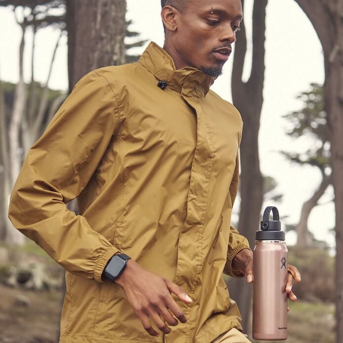 32-oz-lightweight-chug-cap-bottle-y9 hf_s26_lightweight_mcinnis_6206_1_2.jpg